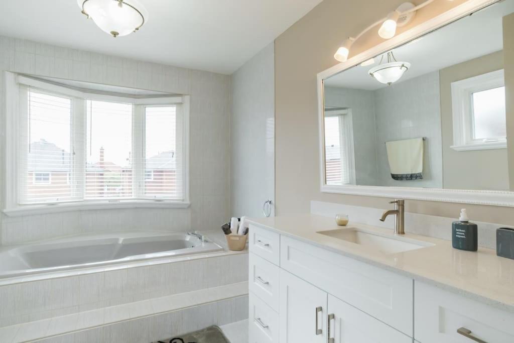 Beautiful Home 4 Bed, 3 Bath, Garage, Backyard! Mississauga Exteriér fotografie